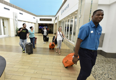 Turistas chegam ao Lynden Pindling International Airport em Nassau, capital das Bahamas, na segunda-feira, 11 de setembro. (PRNewsfoto/Bahamas Ministry of Tourism and)