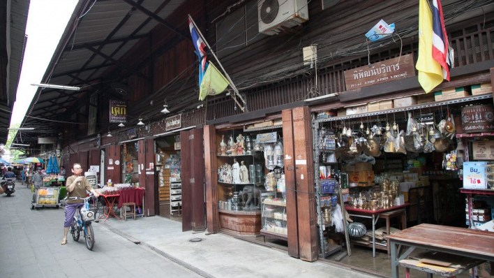 Top-markets-near-Bangkok-to-visit-for-an-authentic-local-Thai-experience-2-Sam-Chuk-Market