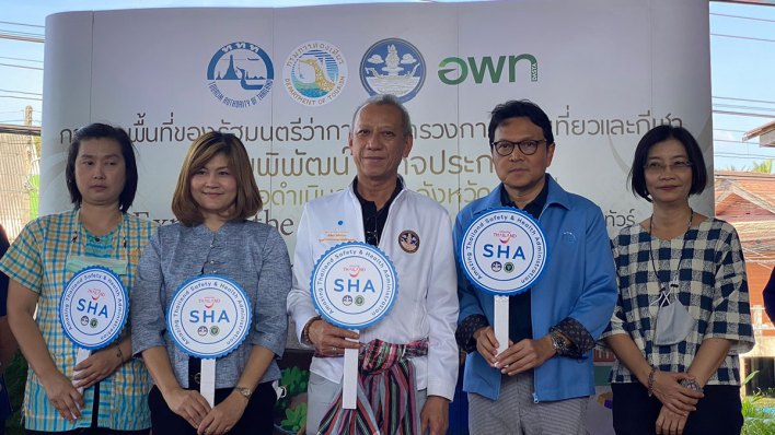 Thai tourism minister leads expats on Ratchaburi canal tour